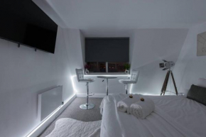 Parade Gardens Boutique Apartments- Central, Grade I Listed, 4K TVs, Hidden Views